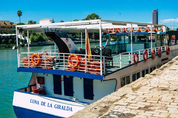 Sevilla Automatische Übersetzung Spanien September 2021 Touristenboote Auf Dem Fluss — Stockfoto