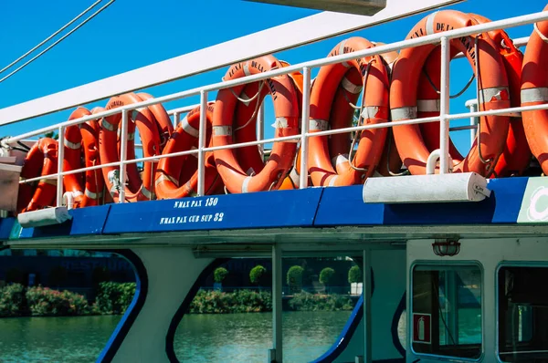 Sevilla Španělsko Září 2021 Turistické Lodě Řece Guadalquivir Která Překračuje — Stock fotografie