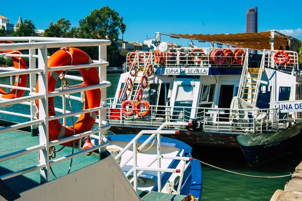 Sevilla Španělsko Září 2021 Turistické Lodě Řece Guadalquivir Která Překračuje — Stock fotografie