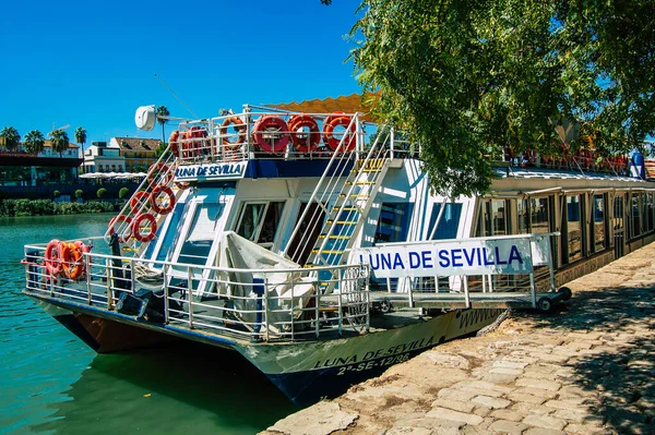 Sevilla Automatische Übersetzung Spanien September 2021 Touristenboote Auf Dem Fluss — Stockfoto