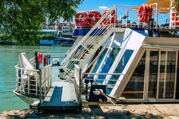 Sevilla Automatische Übersetzung Spanien September 2021 Touristenboote Auf Dem Fluss — Stockfoto