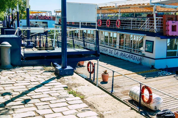 Sevilha Espanha Setembro 2021 Barcos Turísticos Rio Guadalquivir Que Atravessa — Fotografia de Stock