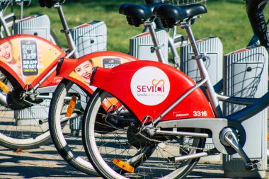 Sevilla İspanya 18 Eylül 2021 Kısa süreler için kiralanabilir bisikletler, genellikle birkaç saatliğine sokakta ve Seville toplu taşıma sisteminin bir parçası olarak