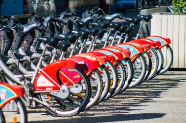 Sevilla İspanya 18 Eylül 2021 Kısa süreler için kiralanabilir bisikletler, genellikle birkaç saatliğine sokakta ve Seville toplu taşıma sisteminin bir parçası olarak