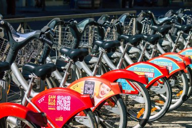 Sevilla İspanya 18 Eylül 2021 Kısa süreler için kiralanabilir bisikletler, genellikle birkaç saatliğine sokakta ve Seville toplu taşıma sisteminin bir parçası olarak