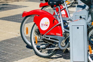 Sevilla İspanya 18 Eylül 2021 Kısa süreler için kiralanabilir bisikletler, genellikle birkaç saatliğine sokakta ve Seville toplu taşıma sisteminin bir parçası olarak