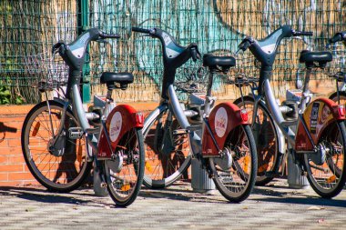 Sevilla İspanya 18 Eylül 2021 Kısa süreler için kiralanabilir bisikletler, genellikle birkaç saatliğine sokakta ve Seville toplu taşıma sisteminin bir parçası olarak