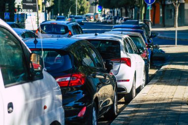 18 Eylül 2021 'de Sevilla İspanya, İspanya' nın güneyinde, sembolik bir şehir ve Endülüs Bölgesi 'nin başkenti olan Sevilla caddelerine park etti.