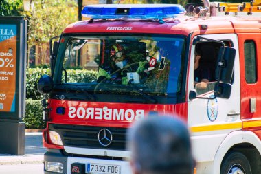 Seville İspanya 18 Eylül 2021 İspanya 'nın güneyinde, sembolik bir şehir ve Endülüs Bölgesi' nin başkenti Seville sokaklarında itfaiye aracı bulunmaktadır.