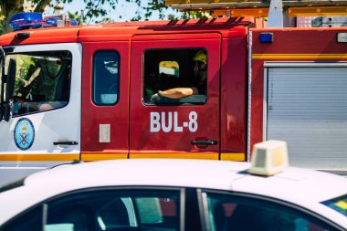 Seville İspanya 18 Eylül 2021 İspanya 'nın güneyinde, sembolik bir şehir ve Endülüs Bölgesi' nin başkenti Seville sokaklarında itfaiye aracı bulunmaktadır.