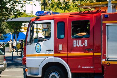 Seville İspanya 18 Eylül 2021 İspanya 'nın güneyinde, sembolik bir şehir ve Endülüs Bölgesi' nin başkenti Seville sokaklarında itfaiye aracı bulunmaktadır.