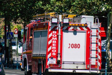 Seville İspanya 18 Eylül 2021 İspanya 'nın güneyinde, sembolik bir şehir ve Endülüs Bölgesi' nin başkenti Seville sokaklarında itfaiye aracı bulunmaktadır.