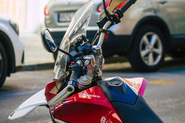 Sevilla İspanya 18 Eylül 2021 Husqvarna TR 650 motosikleti Seville sokaklarında, sembolik bir şehir ve Endülüs bölgesinin başkenti.