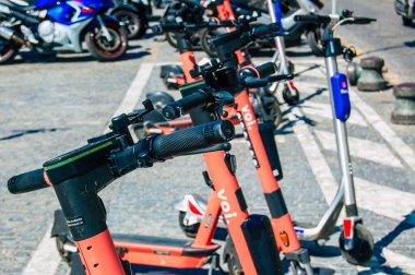 Seville İspanya 18 Eylül 2021 Seville sokaklarında park etmiş elektrik scooter 'ı küçük bir iç yanmalı motorlar ve merkezde bir güverte ile çalışıyor.