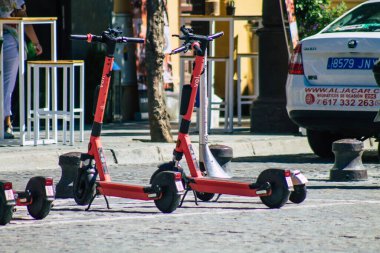 Seville İspanya 18 Eylül 2021 Seville sokaklarında park etmiş elektrik scooter 'ı küçük bir iç yanmalı motorlar ve merkezde bir güverte ile çalışıyor.