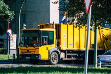 18 Eylül 2021 'de İspanya' nın güneyindeki Endülüs Bölgesi 'nin başkenti ve sembolik bir şehir olan Sevilla sokaklarından geçen çöp kamyonu.