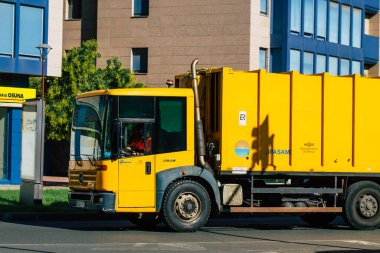 18 Eylül 2021 'de İspanya' nın güneyindeki Endülüs Bölgesi 'nin başkenti ve sembolik bir şehir olan Sevilla sokaklarından geçen çöp kamyonu.