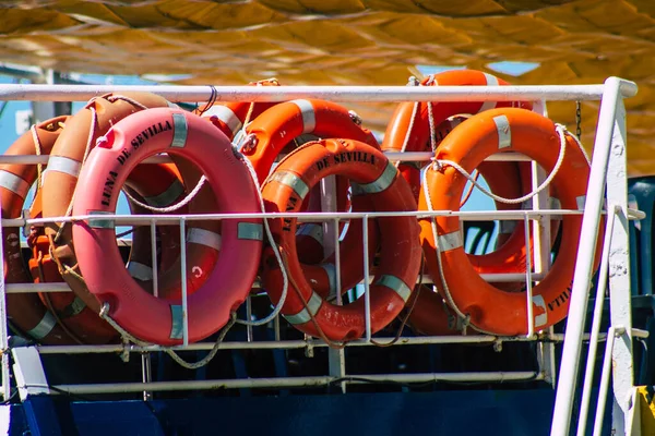 Sevilla Španělsko Září 2021 Turistické Lodě Řece Guadalquivir Která Překračuje — Stock fotografie