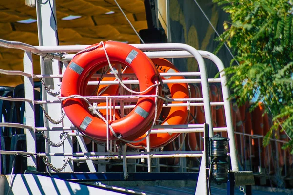 Sevilla España Septiembre 2021 Barcos Turísticos Río Guadalquivir Que Cruza —  Fotos de Stock