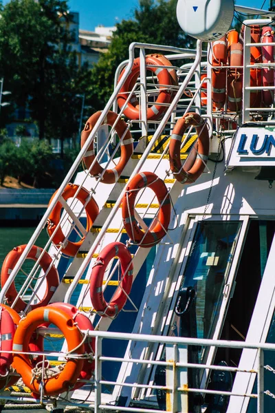 Sevilha Espanha Setembro 2021 Barcos Turísticos Rio Guadalquivir Que Atravessa — Fotografia de Stock