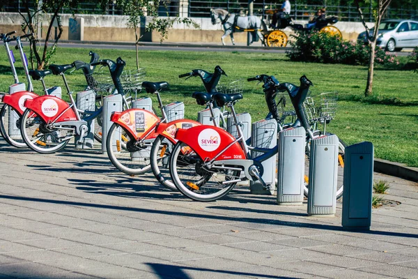 2021年9月18日 西班牙塞维利亚可供短期租用的自行车 通常停放几个小时 是塞维利亚公共交通系统的一部分 — 图库照片