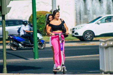 Sevilla İspanya 15 Eylül 2021 Seville sokaklarında elektrikli scooterla dolaşan insanlar, küçük bir iç yanmalı motorlar ve merkezde bir güverte ile çalışıyorlar.