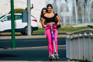 Sevilla İspanya 15 Eylül 2021 Seville sokaklarında elektrikli scooterla dolaşan insanlar, küçük bir iç yanmalı motorlar ve merkezde bir güverte ile çalışıyorlar.