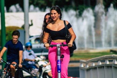 Sevilla İspanya 15 Eylül 2021 Seville sokaklarında elektrikli scooterla dolaşan insanlar, küçük bir iç yanmalı motorlar ve merkezde bir güverte ile çalışıyorlar.