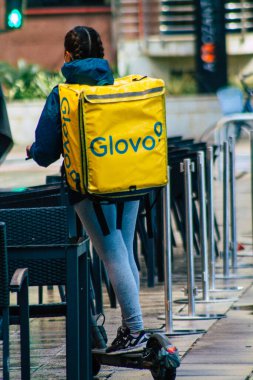 Sevilla İspanya 15 Eylül 2021 Seville sokaklarında elektrikli scooterla dolaşan insanlar, küçük bir iç yanmalı motorlar ve merkezde bir güverte ile çalışıyorlar.