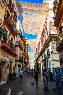 Sevilla İspanya 18 Eylül 2021 Coronavirus salgını sırasında sokaklarda yürüyen yayalar İspanya 'yı vuruyor, maske takmak zorunlu değil ama çoğu insan bunu takıyor.