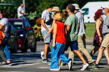 Sevilla İspanya 18 Eylül 2021 Coronavirus salgını sırasında sokaklarda yürüyen yayalar İspanya 'yı vuruyor, maske takmak zorunlu değil ama çoğu insan bunu takıyor.