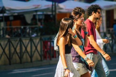 Sevilla İspanya 18 Eylül 2021 Coronavirus salgını sırasında sokaklarda yürüyen yayalar İspanya 'yı vuruyor, maske takmak zorunlu değil ama çoğu insan bunu takıyor.