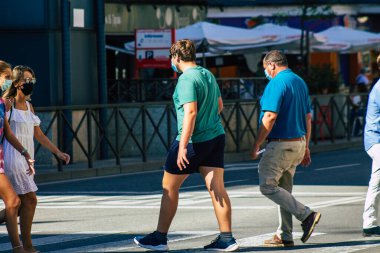 Sevilla İspanya 18 Eylül 2021 Coronavirus salgını sırasında sokaklarda yürüyen yayalar İspanya 'yı vuruyor, maske takmak zorunlu değil ama çoğu insan bunu takıyor.