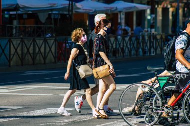 Sevilla İspanya 18 Eylül 2021 Coronavirus salgını sırasında sokaklarda yürüyen yayalar İspanya 'yı vuruyor, maske takmak zorunlu değil ama çoğu insan bunu takıyor.