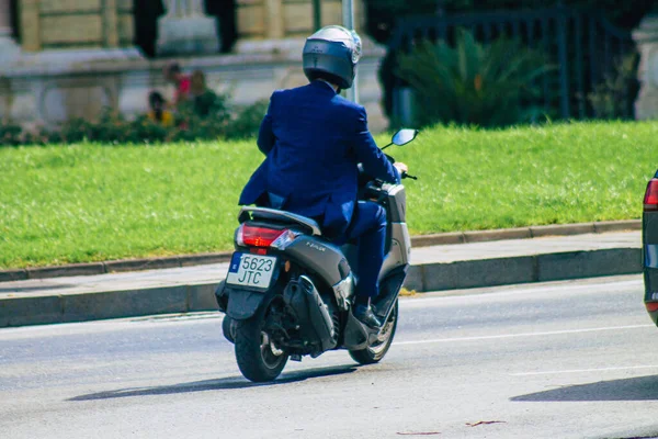 Sevilla Automatische Übersetzung September 2021 Menschen Rollen Mit Einem Motorroller — Stockfoto