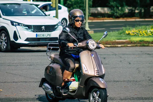 Sevilla Automatische Übersetzung September 2021 Menschen Rollen Mit Einem Motorroller — Stockfoto