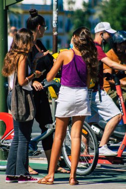 Sevilla İspanya 18 Eylül 2021 Coronavirus salgını sırasında sokaklarda yürüyen yayalar İspanya 'yı vuruyor, maske takmak zorunlu değil ama çoğu insan bunu takıyor.