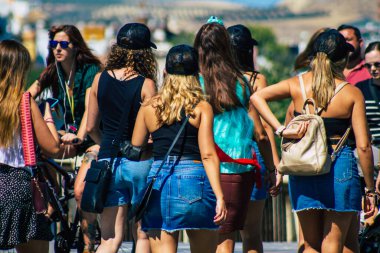 Sevilla İspanya 18 Eylül 2021 Coronavirus salgını sırasında sokaklarda yürüyen yayalar İspanya 'yı vuruyor, maske takmak zorunlu değil ama çoğu insan bunu takıyor.