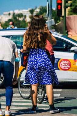 Sevilla İspanya 18 Eylül 2021 Coronavirus salgını sırasında sokaklarda yürüyen yayalar İspanya 'yı vuruyor, maske takmak zorunlu değil ama çoğu insan bunu takıyor.