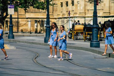 Sevilla İspanya 18 Eylül 2021 Coronavirus salgını sırasında sokaklarda yürüyen yayalar İspanya 'yı vuruyor, maske takmak zorunlu değil ama çoğu insan bunu takıyor.