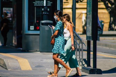 Sevilla İspanya 18 Eylül 2021 Coronavirus salgını sırasında sokaklarda yürüyen yayalar İspanya 'yı vuruyor, maske takmak zorunlu değil ama çoğu insan bunu takıyor.