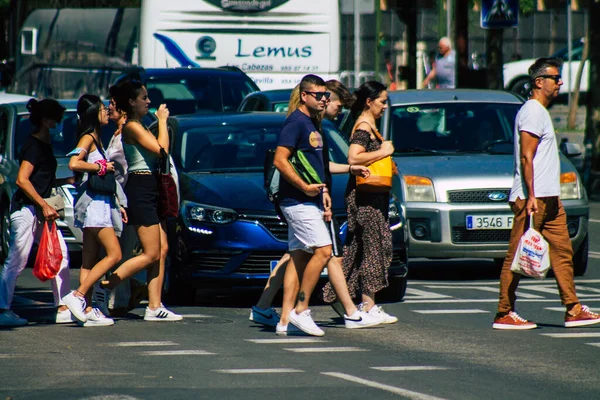 セビリアスペイン2021年9月18日スペインを襲ったコロナウイルスの流行の間 通りを歩く歩行者は マスクを着用することは必須ではありませんが ほとんどの人々はそれを身に着けています — ストック写真