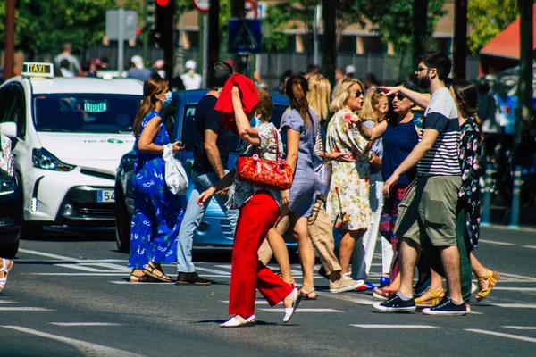 Sevilla España Septiembre 2021 Los Peatones Caminan Por Calle Durante —  Fotos de Stock