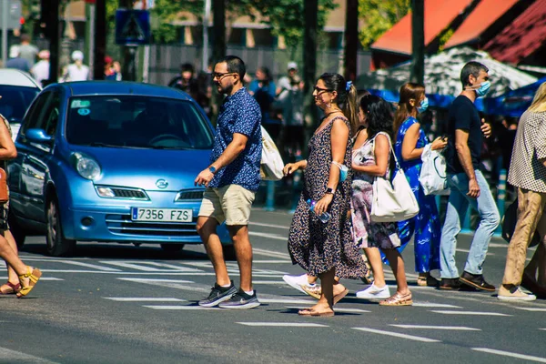 2021年9月18日 西班牙塞维利亚市 在西班牙爆发禽流感疫情期间 街上行走的行人并不是强制性的 但大多数人都戴着面具 — 图库照片