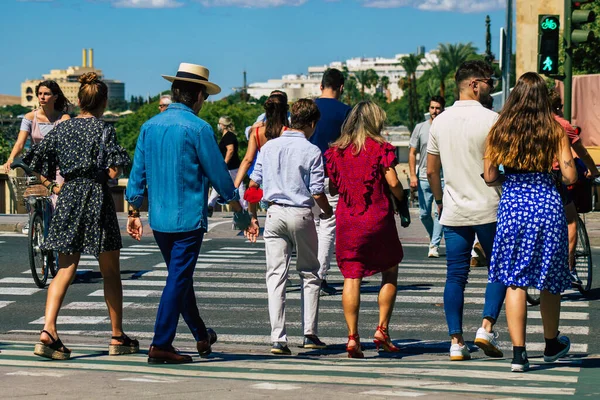 2021年9月18日 西班牙塞维利亚市 在西班牙爆发禽流感疫情期间 街上行走的行人并不是强制性的 但大多数人都戴着面具 — 图库照片