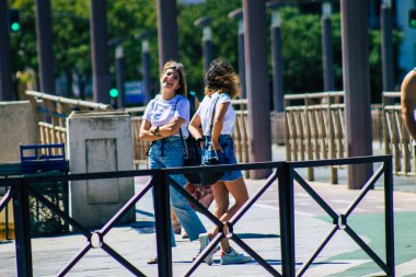 Sevilla İspanya 18 Eylül 2021 Coronavirus salgını sırasında sokaklarda yürüyen yayalar İspanya 'yı vuruyor, maske takmak zorunlu değil ama çoğu insan bunu takıyor.