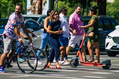 Sevilla İspanya 18 Eylül 2021 Coronavirus salgını sırasında sokaklarda yürüyen yayalar İspanya 'yı vuruyor, maske takmak zorunlu değil ama çoğu insan bunu takıyor.