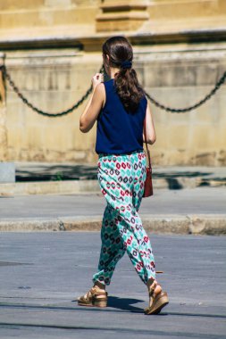 Sevilla İspanya 18 Eylül 2021 Coronavirus salgını sırasında sokaklarda yürüyen yayalar İspanya 'yı vuruyor, maske takmak zorunlu değil ama çoğu insan bunu takıyor.