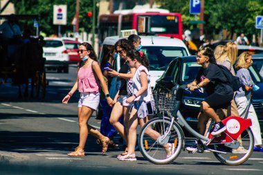 Seville İspanya 18 Eylül 2021 İspanya 'nın güneyinde, sembolik bir şehir ve Endülüs Bölgesi' nin başkenti Sevilla sokaklarında bisikletle dolaşan insanlar