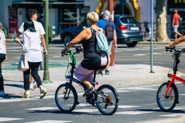 Seville İspanya 18 Eylül 2021 İspanya 'nın güneyinde, sembolik bir şehir ve Endülüs Bölgesi' nin başkenti Sevilla sokaklarında bisikletle dolaşan insanlar